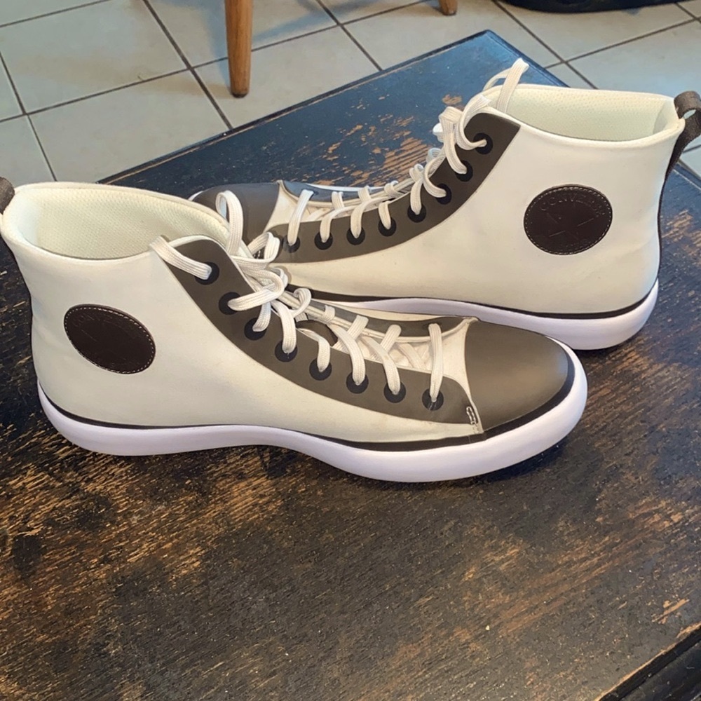 Size 12 men’s converse. Only worn a few times. Excellent condition